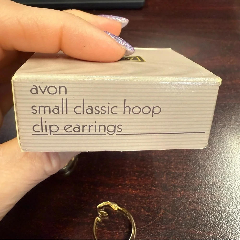 Avon vintage small classic hoop gold-Toned clip earrings NIB 1989